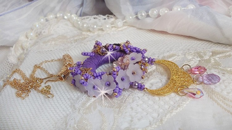 Collar colgante Laureline bordado con algodón DMC morado, cristales Swarovski y flores esmeriladas.