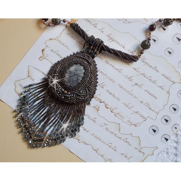 Colgante largo Picasso marr&oacute;n bordado con Jaspe Picasso, cuentas de rocalla Miyuki y Toho, cristales Swarovski y facetas de cristal de Bohemia