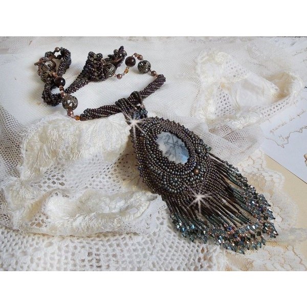 Colgante largo Picasso marr&oacute;n bordado con Jaspe Picasso, cuentas de rocalla Miyuki y Toho, cristales Swarovski y facetas de cristal de Bohemia