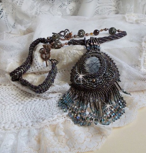 Colgante largo Picasso marr&oacute;n bordado con Jaspe Picasso, cuentas de rocalla Miyuki y Toho, cristales Swarovski y facetas de cristal de Bohemia