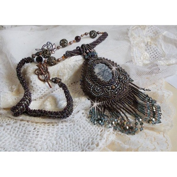 Colgante largo Picasso marr&oacute;n bordado con Jaspe Picasso, cuentas de rocalla Miyuki y Toho, cristales Swarovski y facetas de cristal de Bohemia