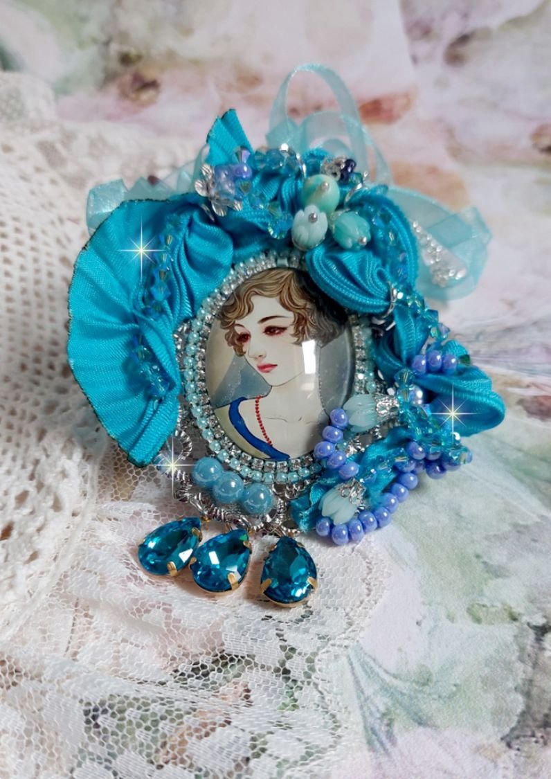 Pendentif Mademoiselle au style rétro avec cabochon d’une femme souriante, orné d’un ruban de soie Bleu, cristaux, perles verre : rocailles et roses, coupelles et chaîne Argent 925/1000