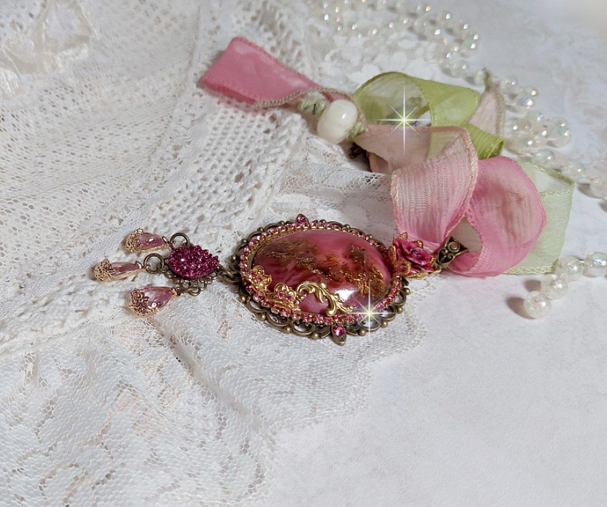 Pendentif Pampelone Fuchsia Haute Couture avec un cabochon artisanal et feuilles d’or, orné de strass, cristaux Roses, rose en résine, breloques, entretoises dentelles, Murano et ruban de soie