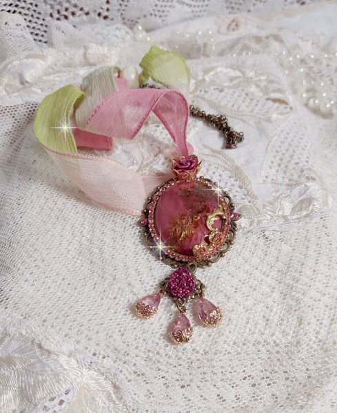 Pendentif Pampelone Fuchsia Haute Couture avec un cabochon artisanal et feuilles d&rsquo;or, orn&eacute; de strass, cristaux Roses, rose en r&eacute;sine, breloques, entretoises dentelles, Murano et ruban de soie