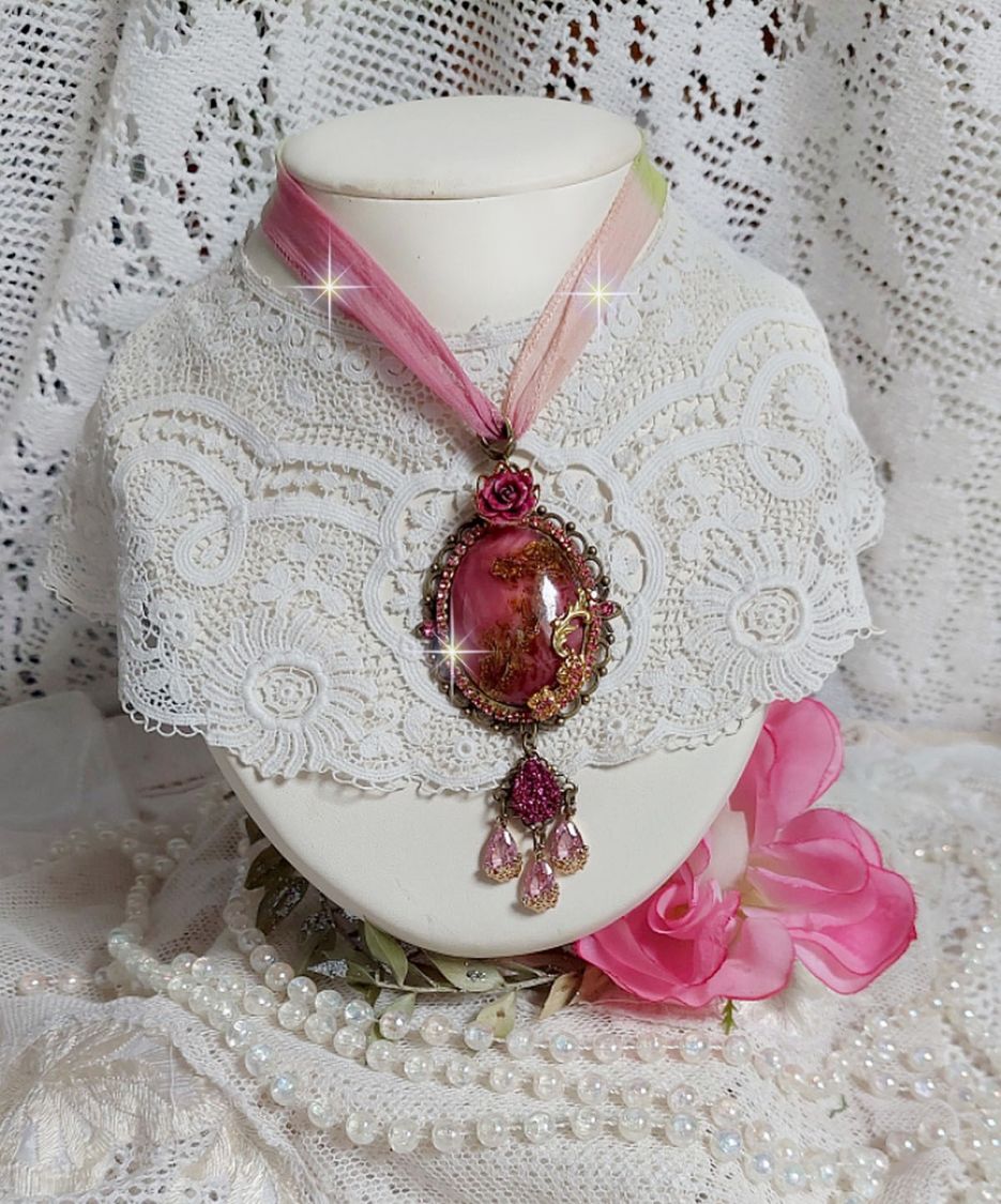 Pendentif Pampelone Fuchsia Haute Couture avec un cabochon artisanal et feuilles d’or, orné de strass, cristaux Roses, rose en résine, breloques, entretoises dentelles, Murano et ruban de soie