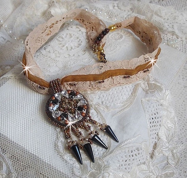 Pendentif Pampilles Amber brod&eacute; avec des Cristaux de Swarovski, des facettes Antique, des spikes noires, une estampe dor&eacute;e filigran&eacute;e, des rocailles et de la dentelle ancienne