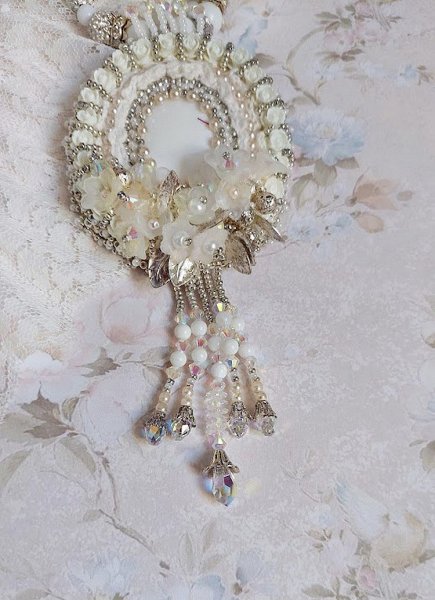 Pendentif Nuages Blancs brod&eacute; avec fleurs en r&eacute;sine, cabochon verre, perles de Jade, dentelle et perles cristal Swarovski