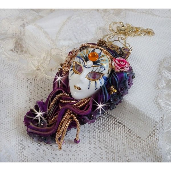Colgante La Passionn&eacute;e de Venise bordado con cinta de seda Shibori, cuentas semipreciosas Sugilite, cristales y abalorios varios