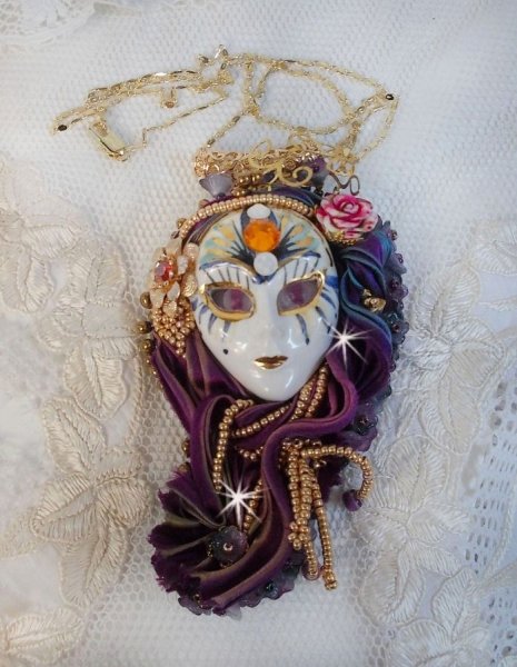 Colgante La Passionn&eacute;e de Venise bordado con cinta de seda Shibori, cuentas semipreciosas Sugilite, cristales y abalorios varios