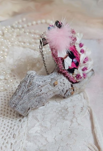 Pendentif Pink brod&eacute; avec ruban de soie, fleurs cloches en verre, rocailles, &eacute;cusson et pompons fourrure vison 