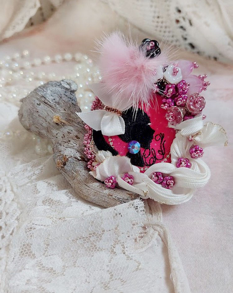 Pendentif Pink brodé avec ruban de soie, fleurs cloches en verre, rocailles, écusson et pompons fourrure vison 