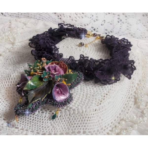 Haute-Couture Colgante Poes&iacute;a Flor bordado con flores de porcelana, encaje p&uacute;rpura antiguo, cristales, cuentas de semillas con accesorios chapados en plata 925 y oro