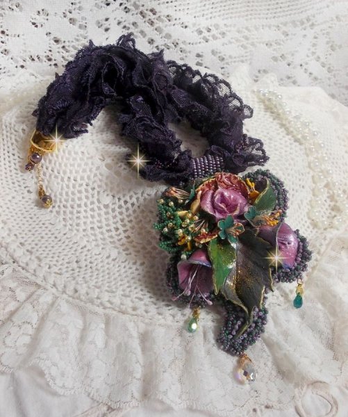 Haute-Couture Colgante Poes&iacute;a Flor bordado con flores de porcelana, encaje p&uacute;rpura antiguo, cristales, cuentas de semillas con accesorios chapados en plata 925 y oro