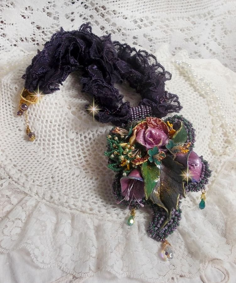 Haute-Couture Colgante Poesía Flor bordado con flores de porcelana, encaje púrpura antiguo, cristales, cuentas de semillas con accesorios chapados en plata 925 y oro