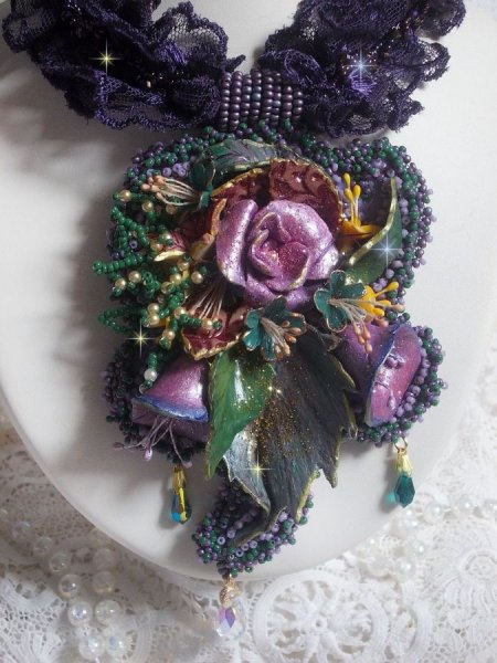 Haute-Couture Colgante Poes&iacute;a Flor bordado con flores de porcelana, encaje p&uacute;rpura antiguo, cristales, cuentas de semillas con accesorios chapados en plata 925 y oro