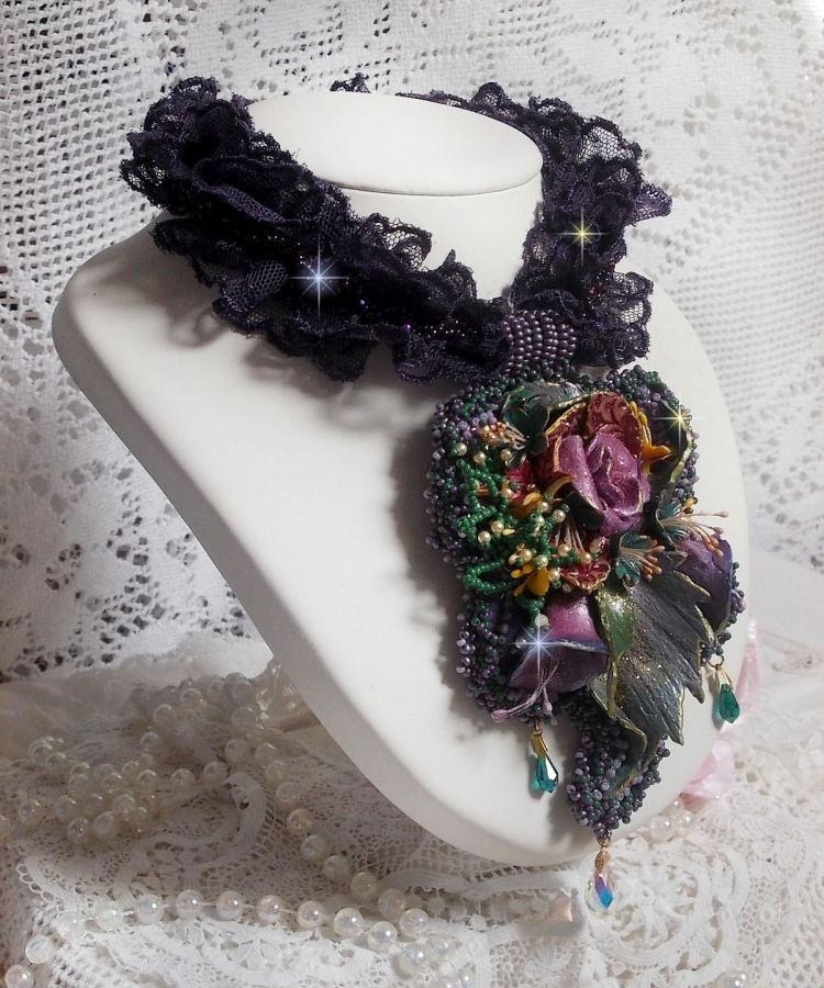 Haute-Couture Colgante Poesía Flor bordado con flores de porcelana, encaje púrpura antiguo, cristales, cuentas de semillas con accesorios chapados en plata 925 y oro