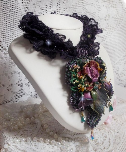 Haute-Couture Colgante Poes&iacute;a Flor bordado con flores de porcelana, encaje p&uacute;rpura antiguo, cristales, cuentas de semillas con accesorios chapados en plata 925 y oro