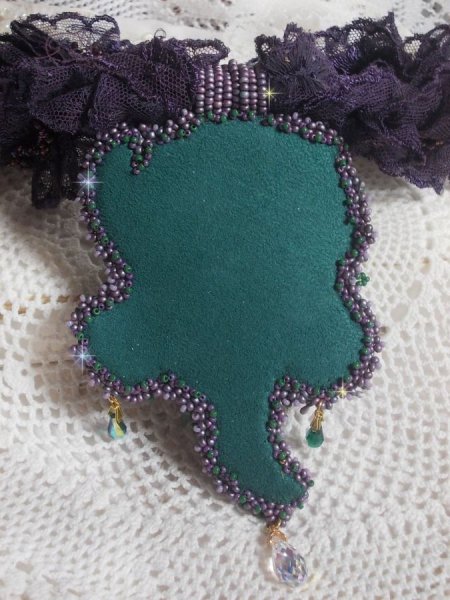 Haute-Couture Colgante Poes&iacute;a Flor bordado con flores de porcelana, encaje p&uacute;rpura antiguo, cristales, cuentas de semillas con accesorios chapados en plata 925 y oro