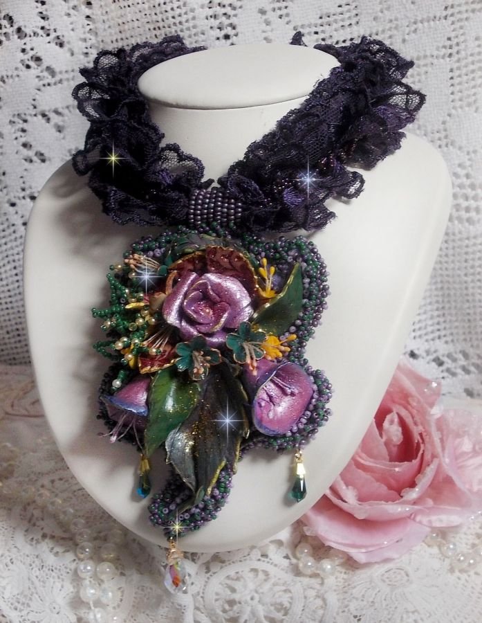 Haute-Couture Colgante Poesía Flor bordado con flores de porcelana, encaje púrpura antiguo, cristales, cuentas de semillas con accesorios chapados en plata 925 y oro