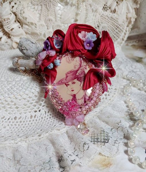 Pendentif Pretty Lady brod&eacute; avec ruban de soie, cabochon ovale r&eacute;sine, perles cristal Swarovski, perles verre et cha&icirc;ne plaqu&eacute; or