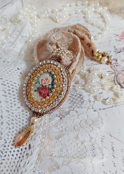 Collar con colgante Reflets de Ros&eacute;e, perlas nacaradas, cristal de Swarovski y encaje.