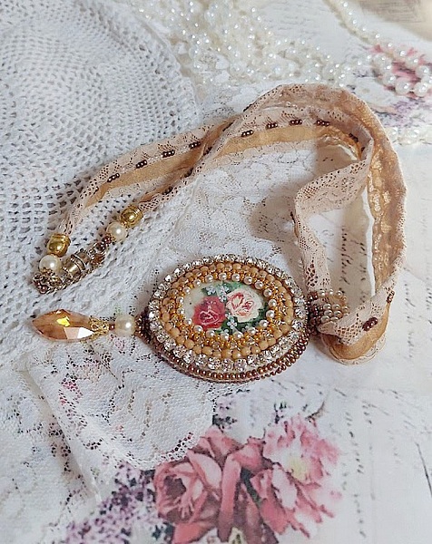 Collar con colgante Reflets de Ros&eacute;e, perlas nacaradas, cristal de Swarovski y encaje.