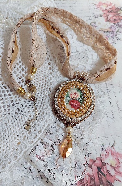 Collar con colgante Reflets de Ros&eacute;e, perlas nacaradas, cristal de Swarovski y encaje.