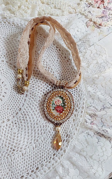 Collar con colgante Reflets de Ros&eacute;e, perlas nacaradas, cristal de Swarovski y encaje.