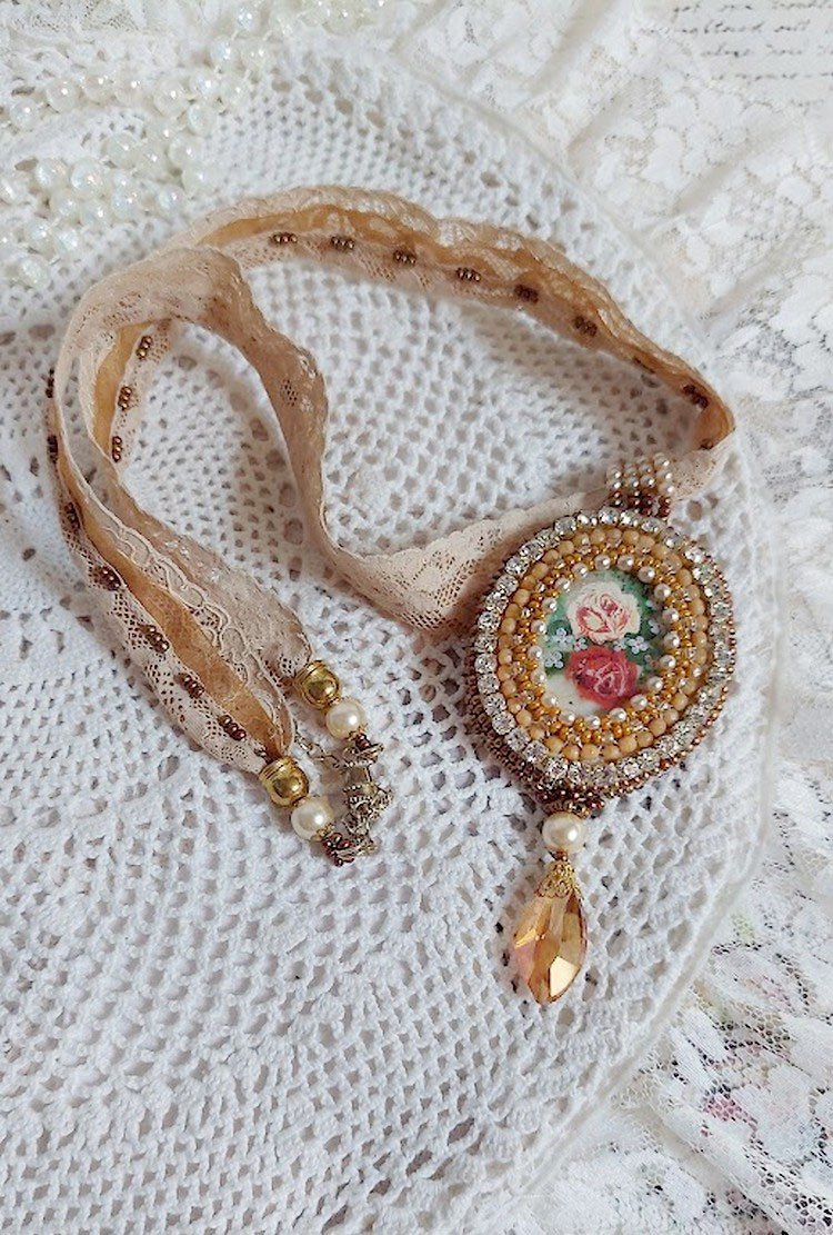 Collar con colgante Reflets de Rosée, perlas nacaradas, cristal de Swarovski y encaje.