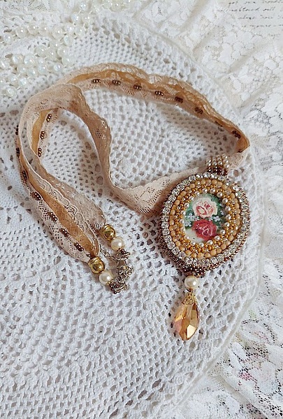 Collar con colgante Reflets de Ros&eacute;e, perlas nacaradas, cristal de Swarovski y encaje.