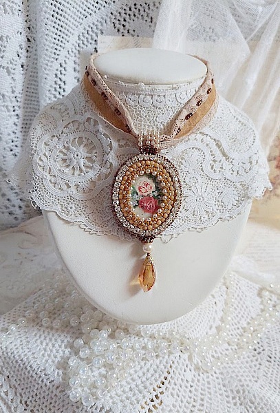 Collar con colgante Reflets de Ros&eacute;e, perlas nacaradas, cristal de Swarovski y encaje.