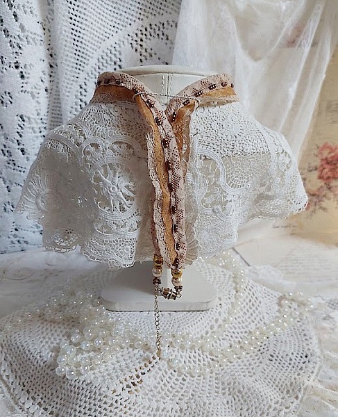 Collar con colgante Reflets de Ros&eacute;e, perlas nacaradas, cristal de Swarovski y encaje.