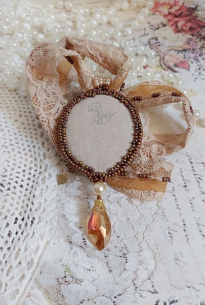 Collar con colgante Reflets de Ros&eacute;e, perlas nacaradas, cristal de Swarovski y encaje.