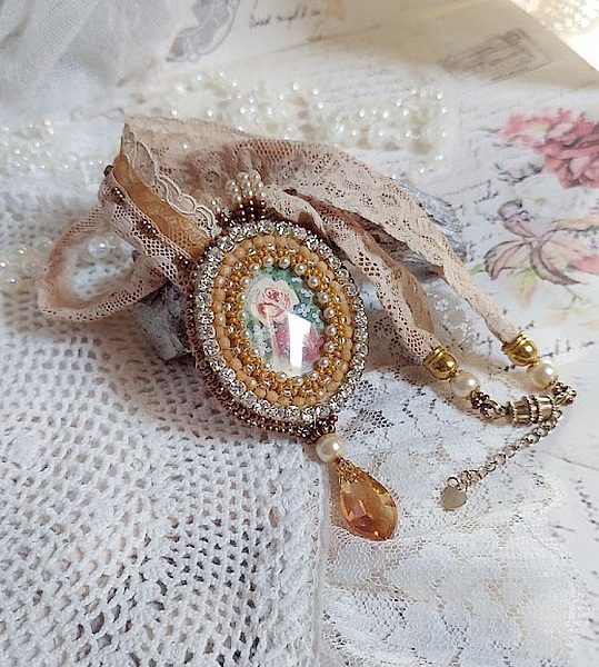 Collar con colgante Reflets de Ros&eacute;e, perlas nacaradas, cristal de Swarovski y encaje.