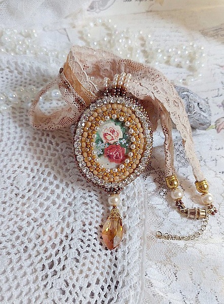 Collar con colgante Reflets de Ros&eacute;e, perlas nacaradas, cristal de Swarovski y encaje.