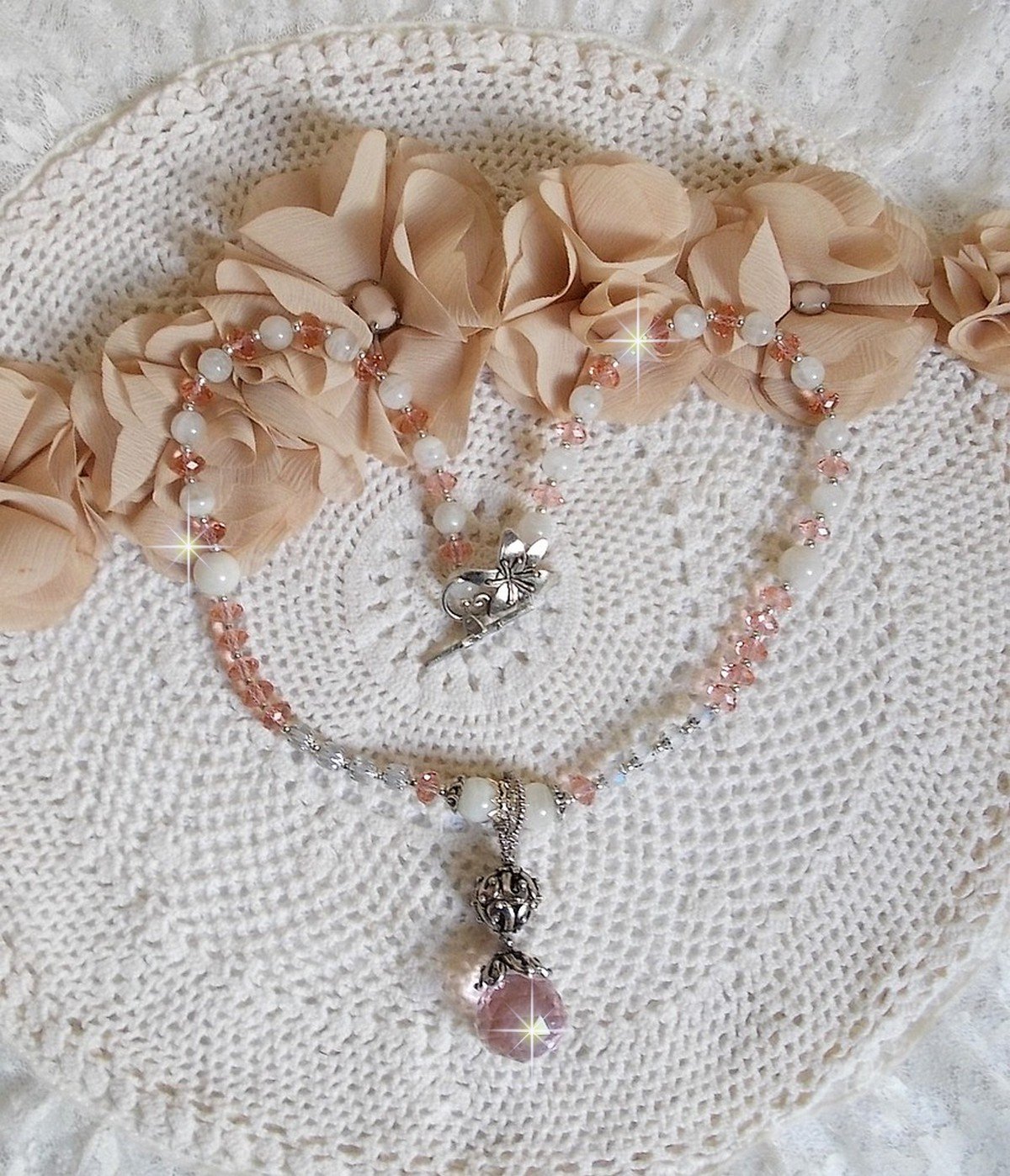 Collar colgante Rose Iris&eacute;e bordado con cristales de Swarovski, plata 925 y piedras lunares