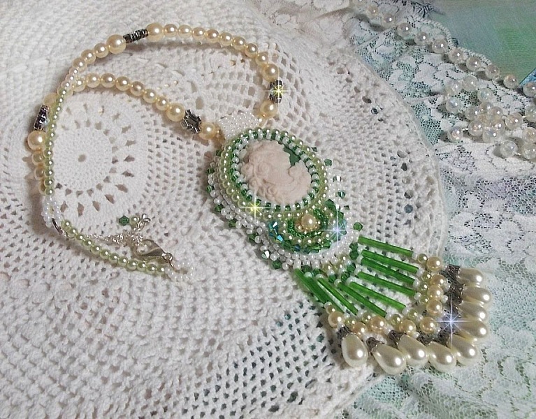 Colgante Seduction Charm bordado con un cabuj&oacute;n de resina de una mujer con rosas, cristales Swarovski y varias cuentas