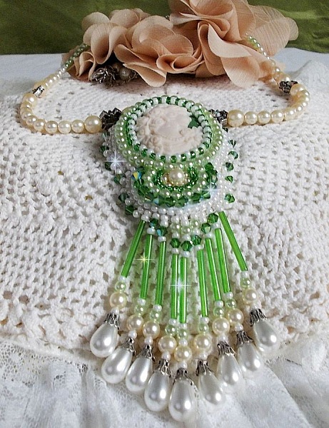 Colgante Seduction Charm bordado con un cabuj&oacute;n de resina de una mujer con rosas, cristales Swarovski y varias cuentas