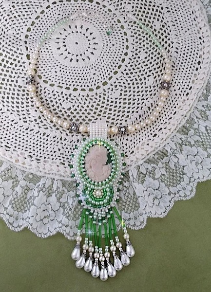 Colgante Seduction Charm bordado con un cabuj&oacute;n de resina de una mujer con rosas, cristales Swarovski y varias cuentas