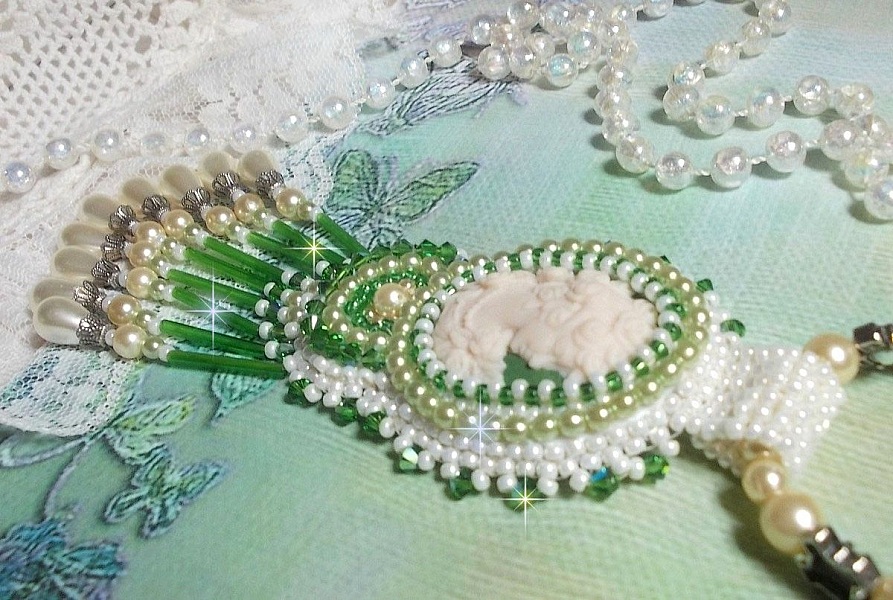 Colgante Seduction Charm bordado con un cabuj&oacute;n de resina de una mujer con rosas, cristales Swarovski y varias cuentas