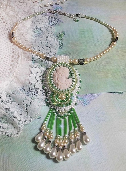 Colgante Seduction Charm bordado con un cabuj&oacute;n de resina de una mujer con rosas, cristales Swarovski y varias cuentas