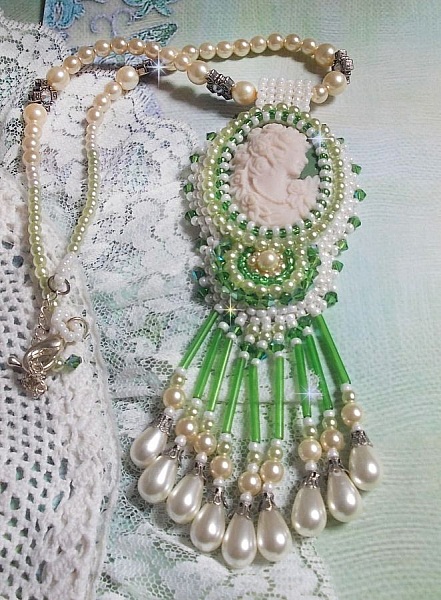 Colgante Seduction Charm bordado con un cabuj&oacute;n de resina de una mujer con rosas, cristales Swarovski y varias cuentas