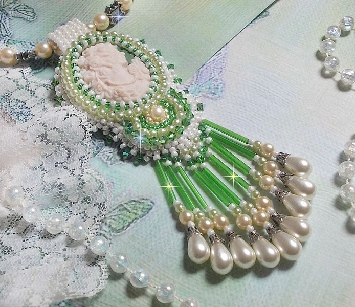 Colgante Seduction Charm bordado con un cabuj&oacute;n de resina de una mujer con rosas, cristales Swarovski y varias cuentas