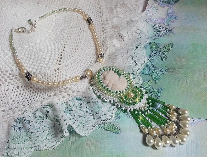 Colgante Seduction Charm bordado con un cabuj&oacute;n de resina de una mujer con rosas, cristales Swarovski y varias cuentas