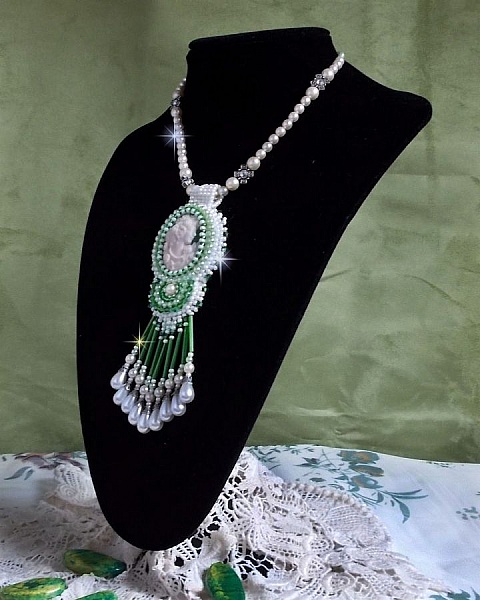 Colgante Seduction Charm bordado con un cabuj&oacute;n de resina de una mujer con rosas, cristales Swarovski y varias cuentas