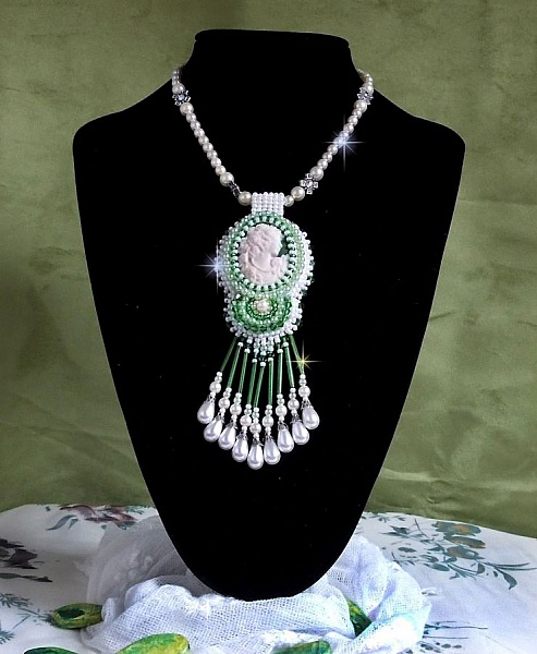 Colgante Seduction Charm bordado con un cabuj&oacute;n de resina de una mujer con rosas, cristales Swarovski y varias cuentas