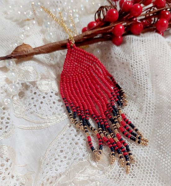 Colgante Red Swirls creado con cuentas de semillas de calidad y una cadena chapada en oro