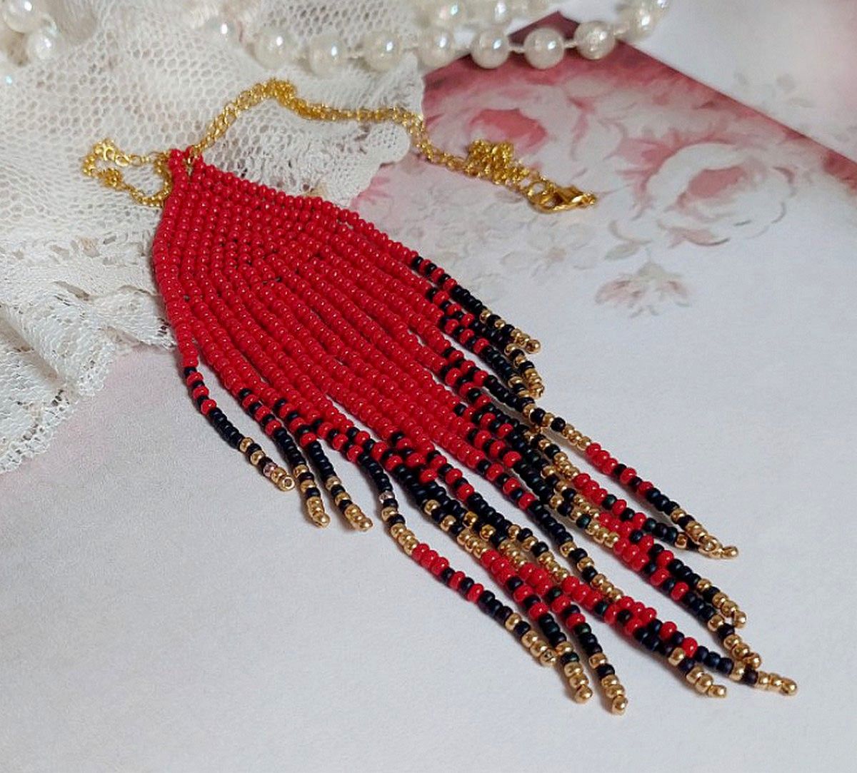 Colgante Red Swirls creado con cuentas de semillas de calidad y una cadena chapada en oro