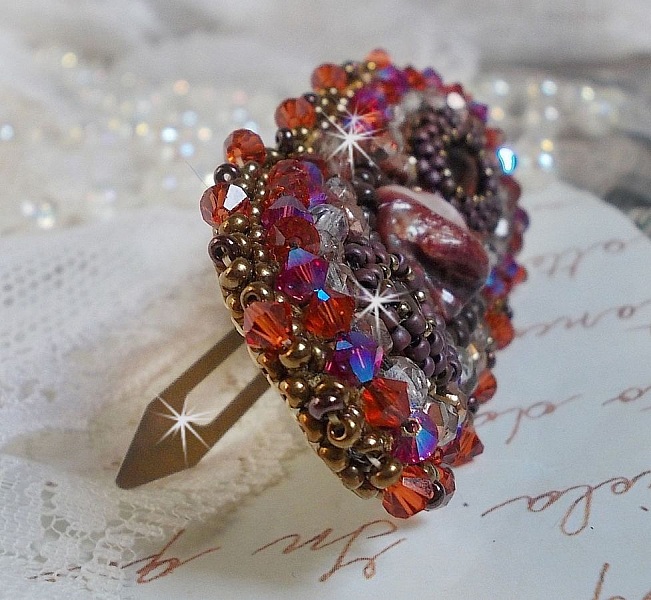 Pinza de pelo topacio bordada con un cabuj&oacute;n de n&aacute;car caoba, cristales de Swarovski y cuentas de rocalla