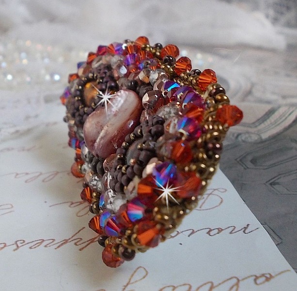 Pinza de pelo topacio bordada con un cabuj&oacute;n de n&aacute;car caoba, cristales de Swarovski y cuentas de rocalla